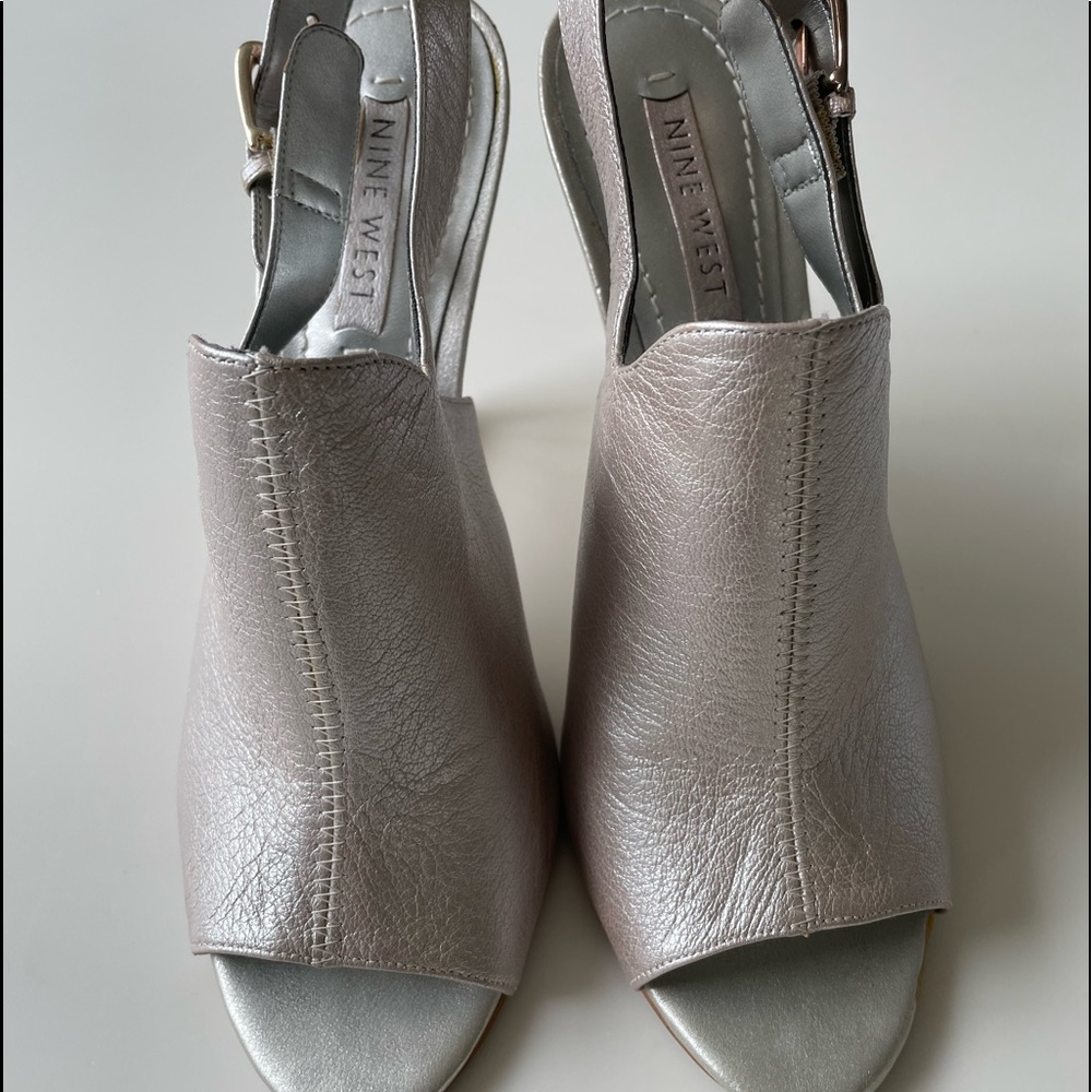 NINE WEST SILVER TOBAGO TRANSLUCENT WEDGE. SIZE 7.5